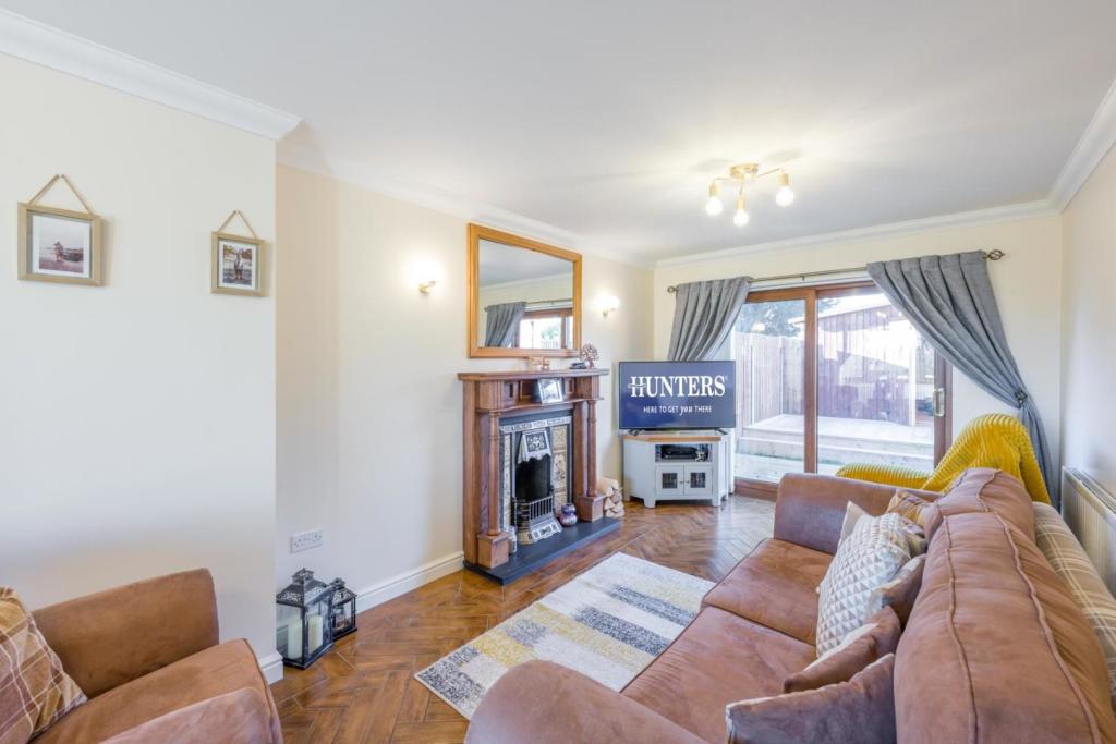 4 bedroom detached house for sale in Majors Fold, Gornal, The Straits, DY3