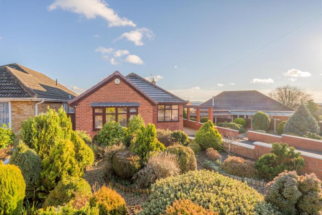 3 bedroom detached bungalow for sale in Ruskin Avenue, The Straits