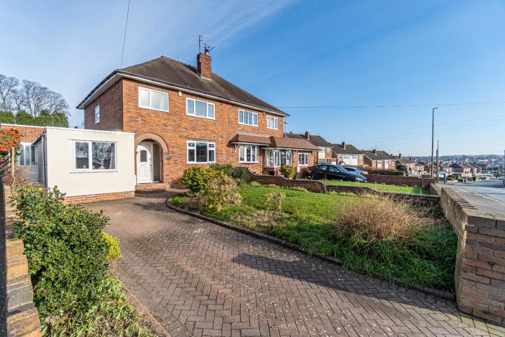3 bedroom semidetached house for sale in The Straits, Gornal, DY3