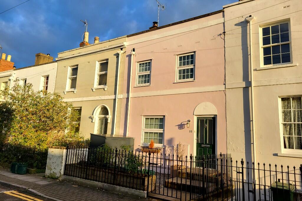 3 bedroom town house for sale in Fairview Street, Cheltenham GL52