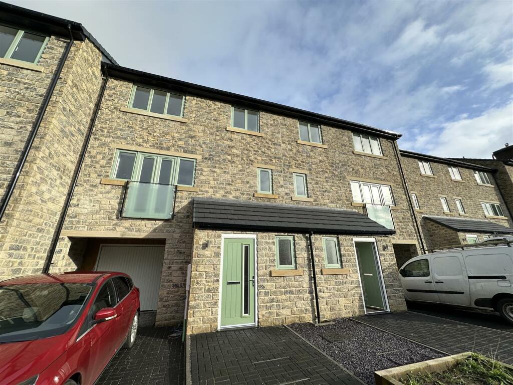3 bedroom town house for rent in Lane Ends Green, Hipperholme, HX3 8EZ, HX3