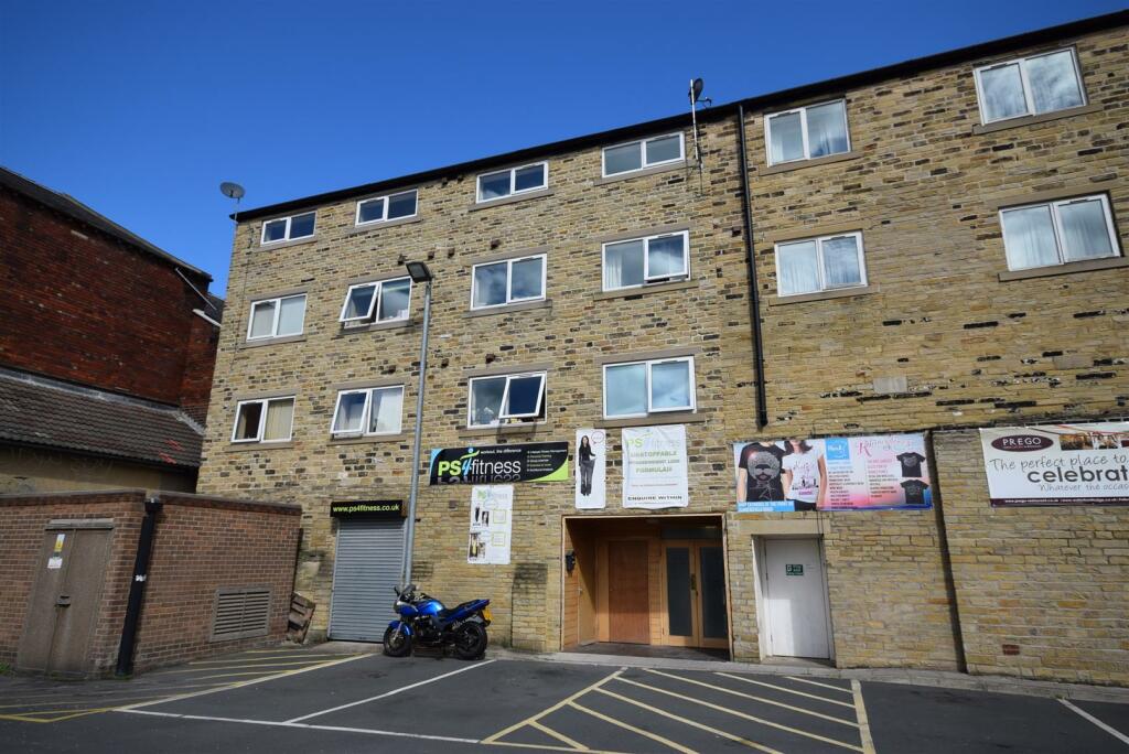 Main image of property: 16 Kingsway Court, Brighouse, HD6 1JJ