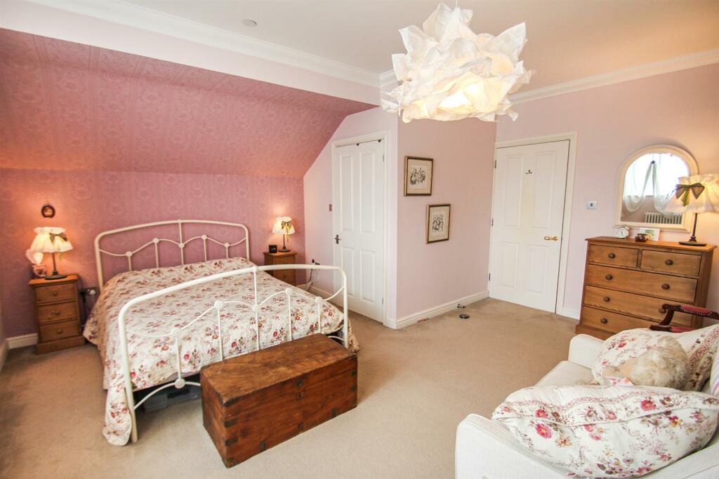 5 bedroom detached house for sale in Boxley Road, Penenden Heath