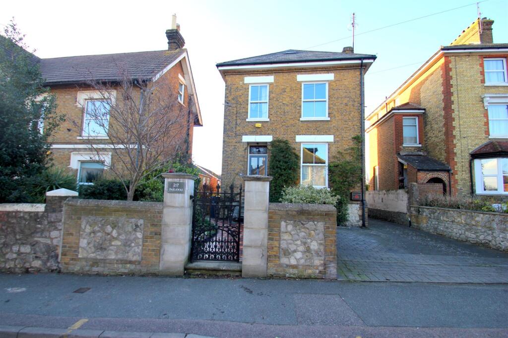 Main image of property: Boxley Road, Penenden Heath - Beautiful 5 bedroom property with Annex