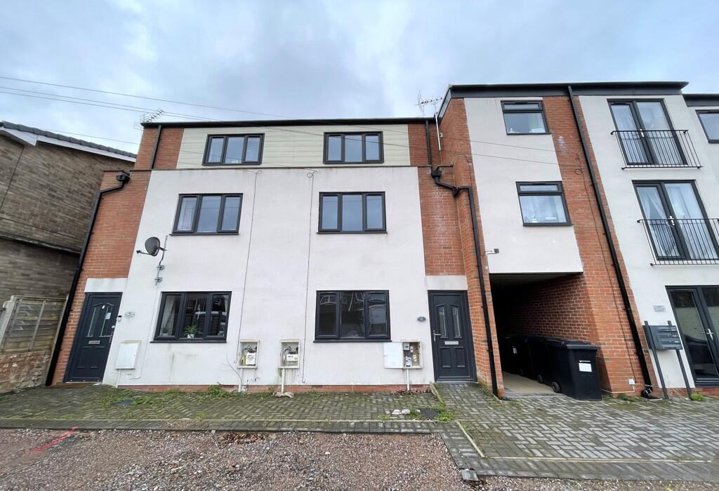 4 bedroom semi-detached house for rent in Haywards Close, Erdington, Birmingham, West Midlands, B23