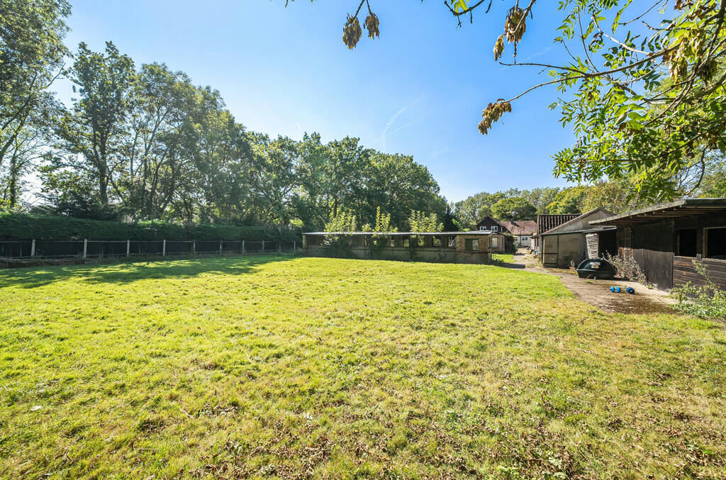 4 bedroom detached house for sale in Shurlock Road, Waltham St