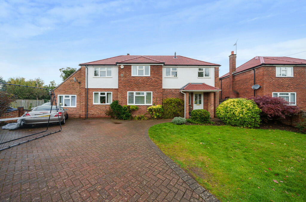 4 bedroom detached house for sale in Ray Lea Road, Maidenhead, Windsor