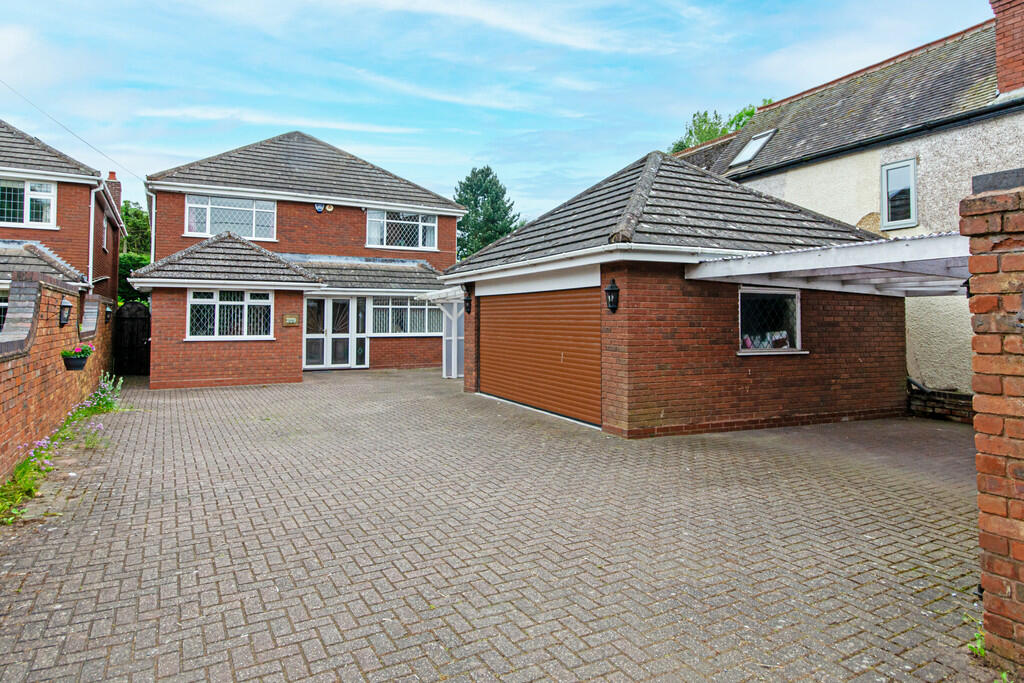 5 bedroom detached house for sale in Birmingham Road, Shenstone Wood