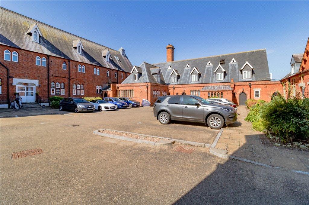 2 bedroom apartment for sale in Hatch Lane, Windsor, Berkshire, SL4