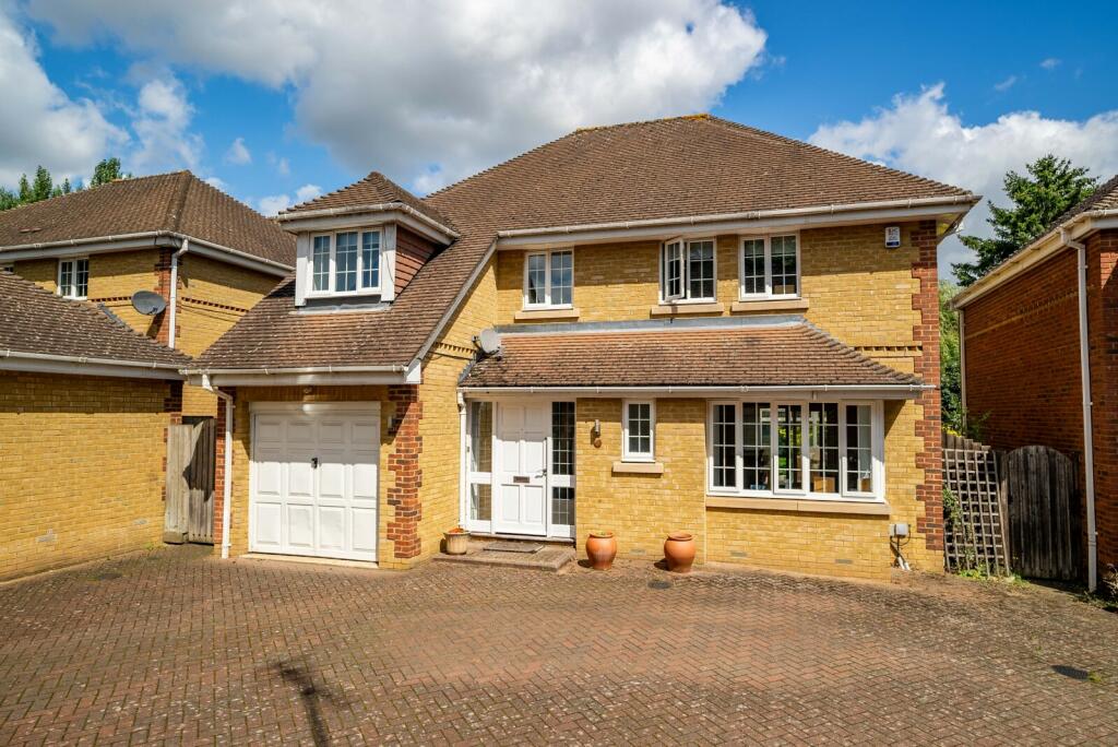 4 bedroom detached house for sale in Kensington Close, St. Albans, Hertfordshire, AL1