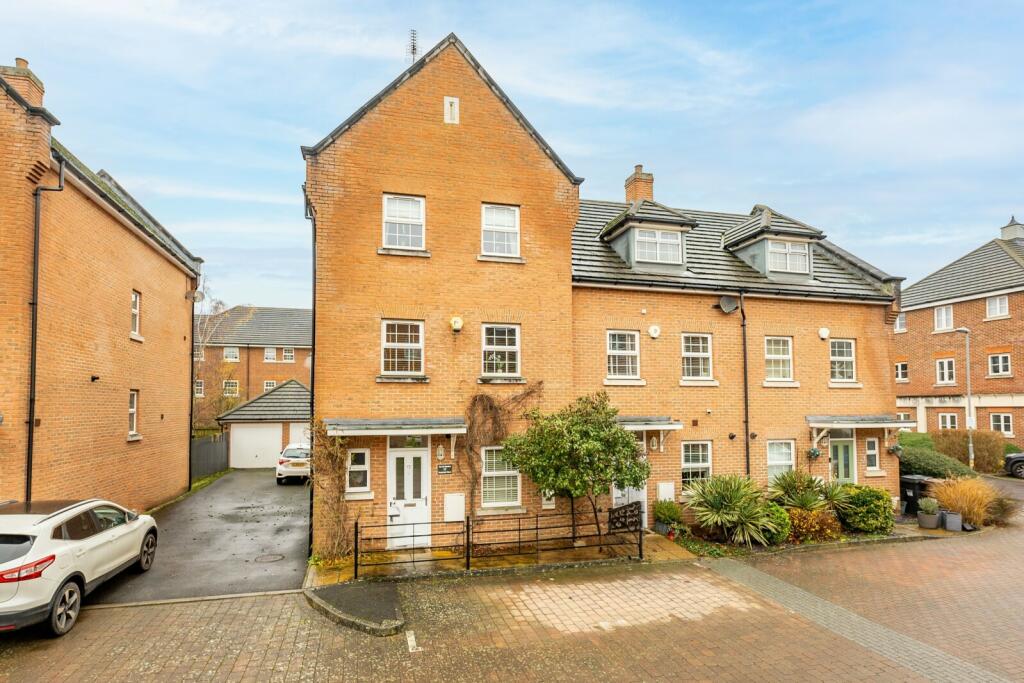4 bedroom end of terrace house for sale in Curo Park, Frogmore, St. Albans, Hertfordshire, AL2