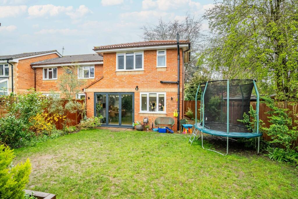 3 bedroom end of terrace house for sale in Archers Fields, Sandridge