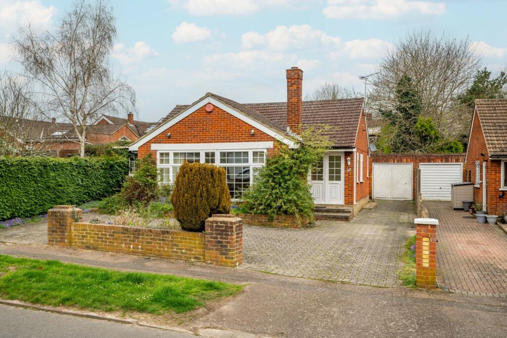 3 bedroom bungalow for sale in Orchard Drive, Park Street, St. Albans, Hertfordshire, AL2