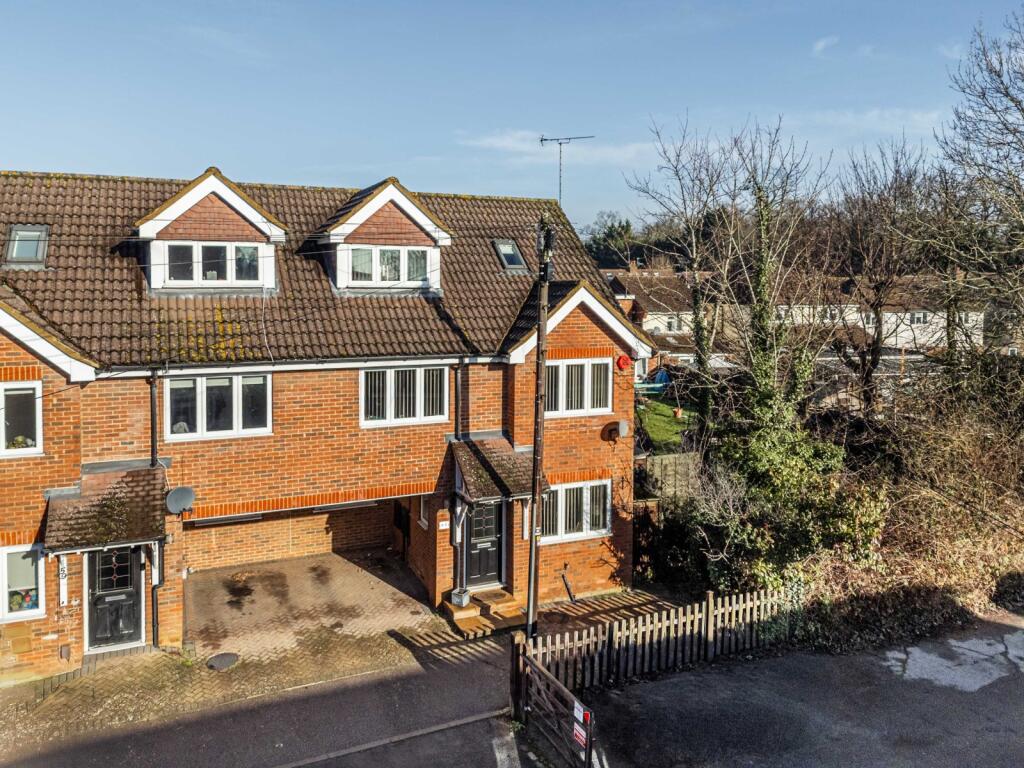 Main image of property: Cedarwood Drive, St. Albans, Hertfordshire, AL4
