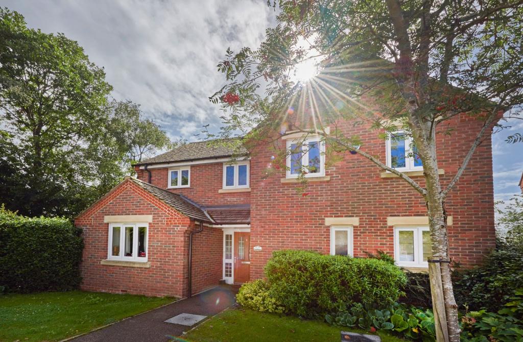 4 bedroom detached house for sale in Laburnum Grove, St. Albans