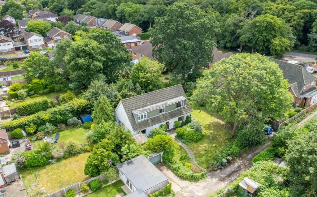3 bedroom detached house for sale in Mount Pleasant Lane, Bricket Wood, St. Albans, Hertfordshire, AL2
