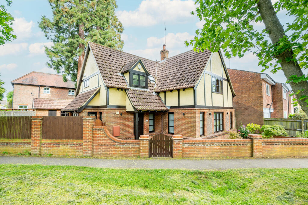 4 bedroom detached house for sale in Crown Street, Redbourn, St. Albans