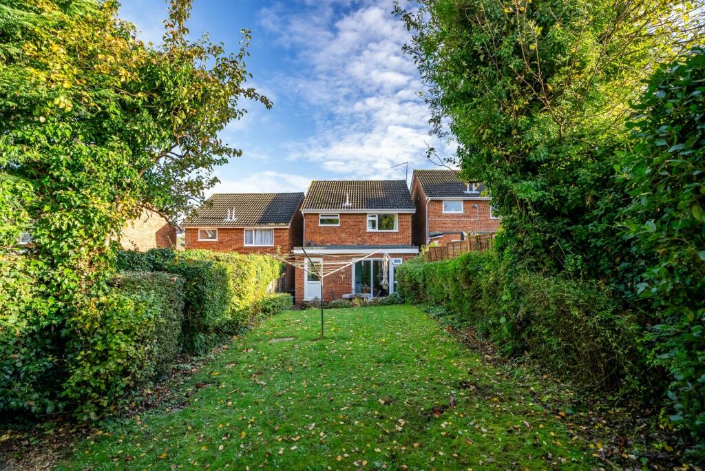 3 bedroom detached house for sale in Tarrant Drive, Harpenden