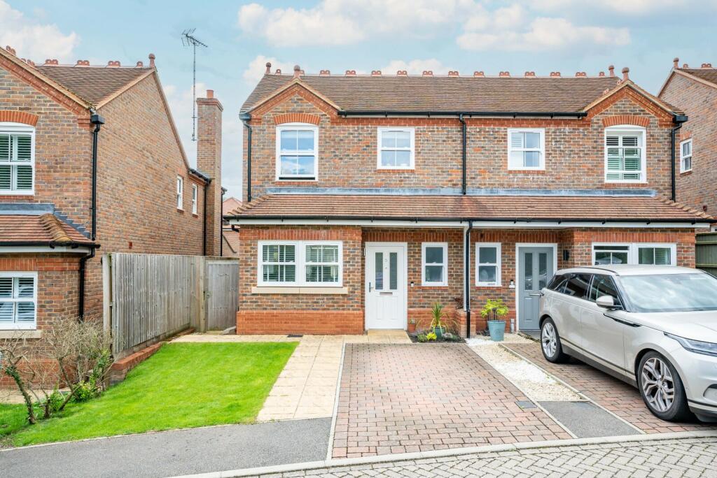 3 bedroom semidetached house for sale in Baulk Close, Harpenden