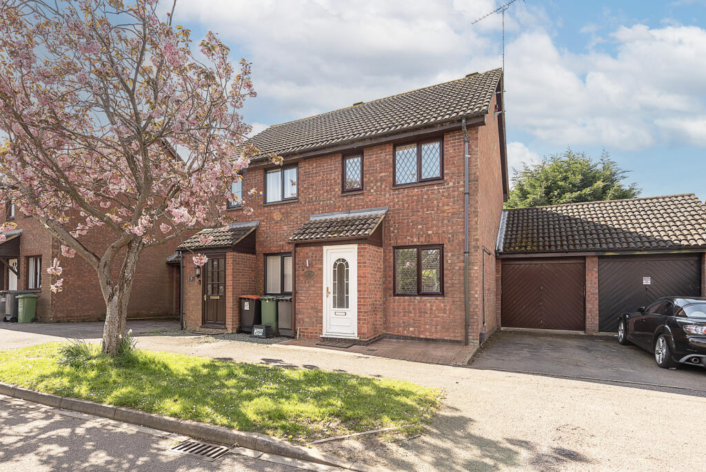 2 bedroom semidetached house for sale in Holly Farm Close, Caddington, Luton, Bedfordshire, LU1