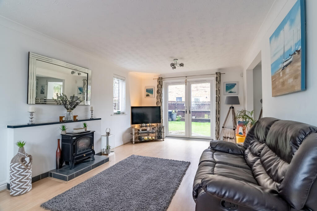 4 bedroom detached house for sale in Holly Farm Close, Caddington