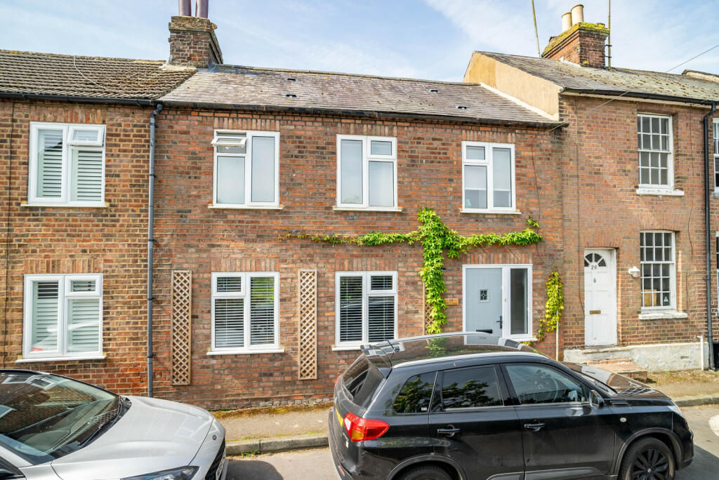 3 bedroom terraced house for sale in Street, Markyate, St