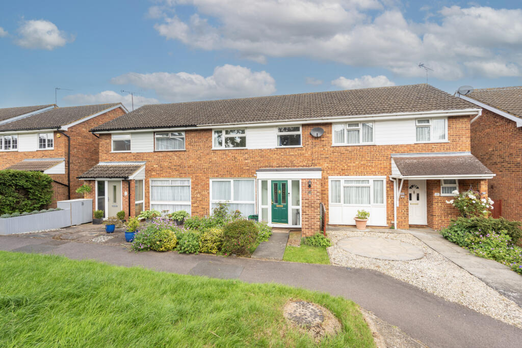 3 bedroom terraced house for sale in Knowle Drive, Harpenden