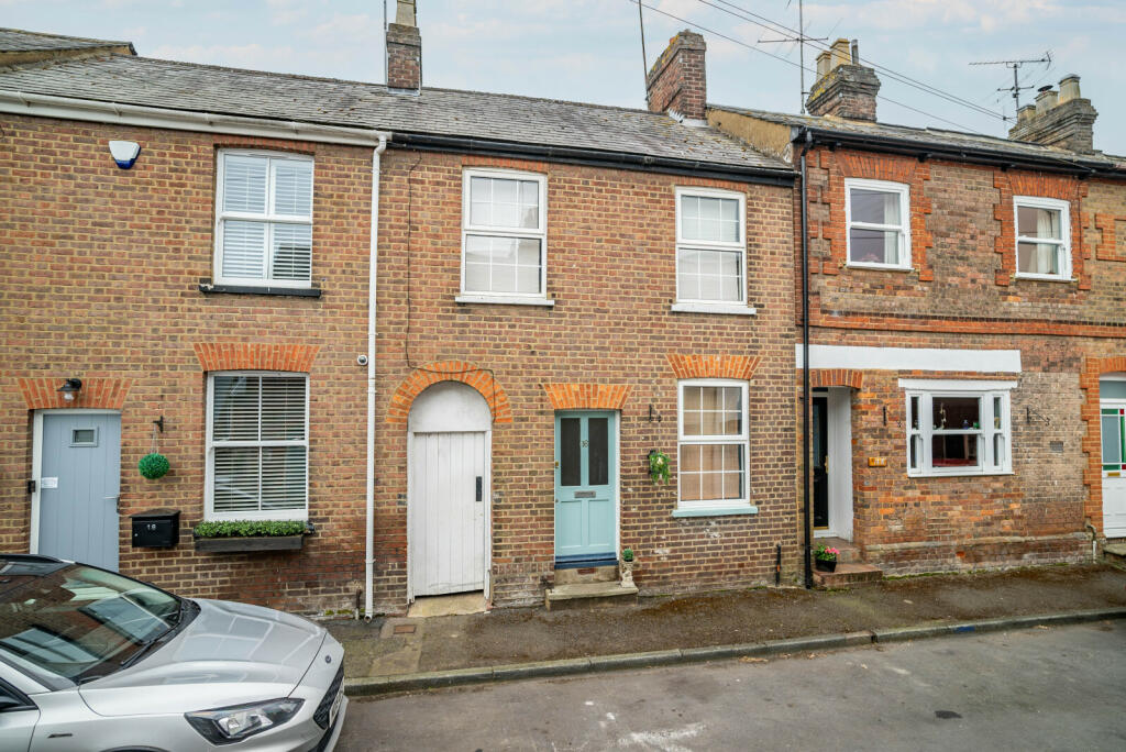 2 bedroom terraced house for sale in Street, Markyate, St