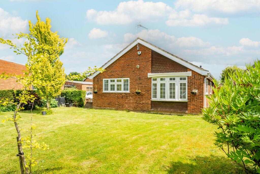 3 bedroom bungalow for sale in Delfield Gardens, Caddington, Luton
