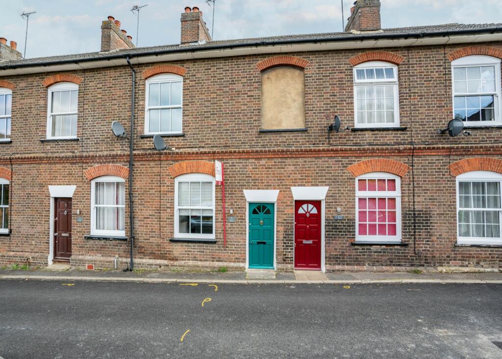 2 bedroom terraced house for sale in Cleveland Road, Markyate, St