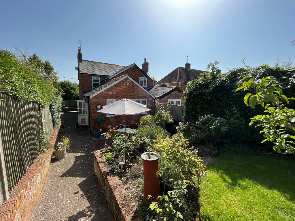 2 bedroom semidetached house for sale in Baydon Road, Lambourn, RG17