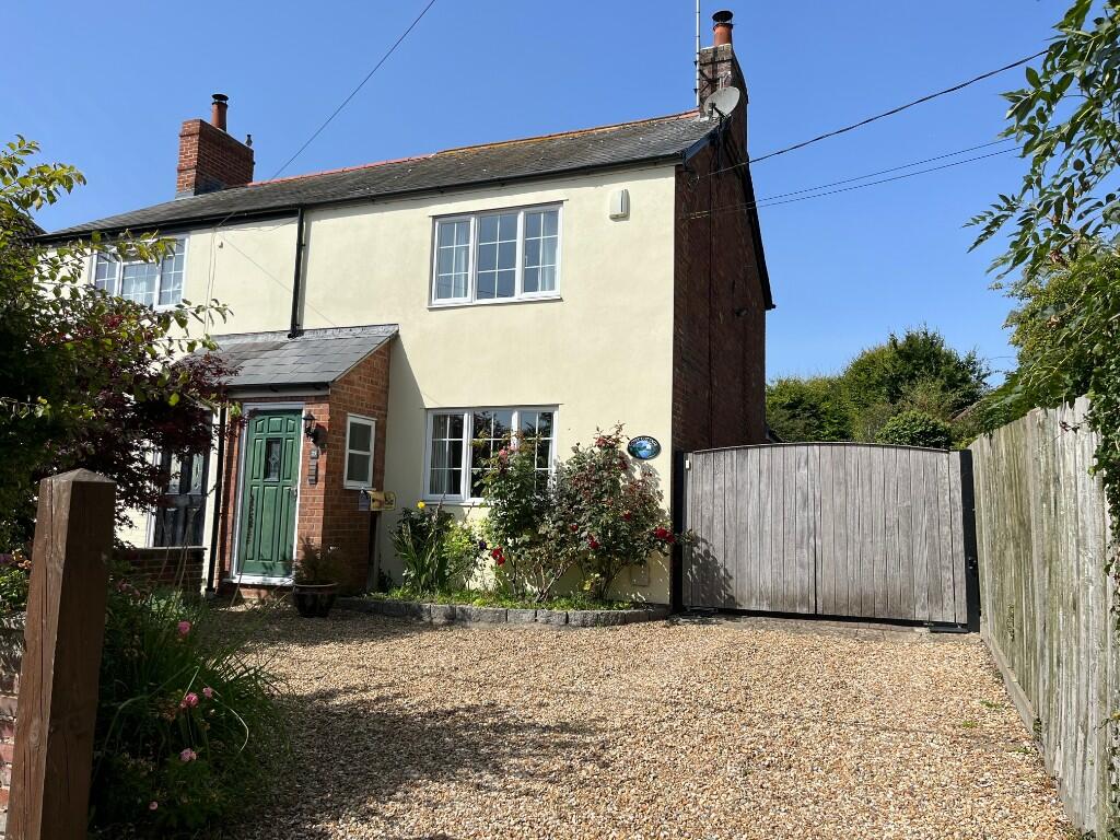 2 bedroom semidetached house for sale in Baydon Road, Lambourn, RG17