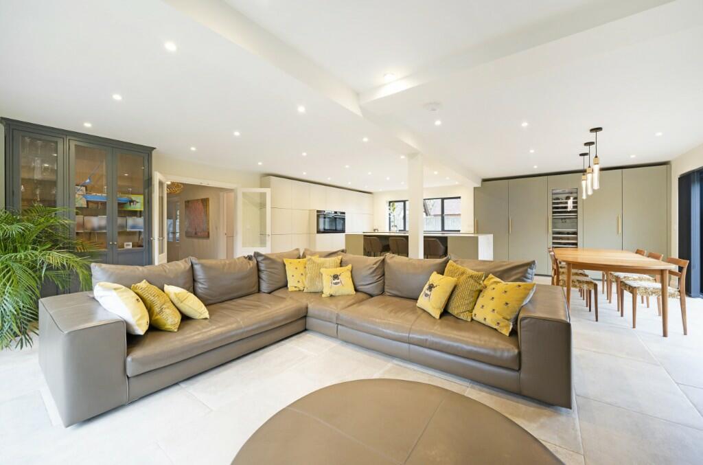 5 bedroom detached house for sale in Salisbury Road, Hungerford, RG17