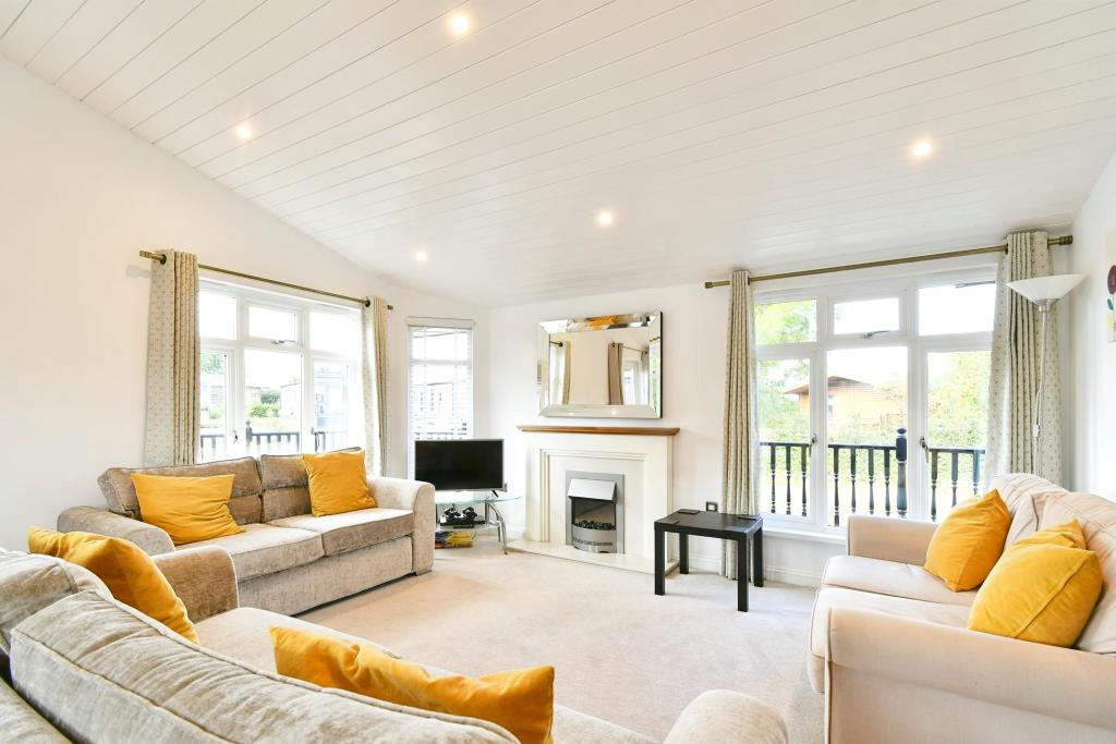2 bedroom detached house for sale in Oakwood Retreat, Bull Balk Lane