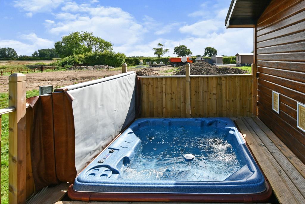 2 bedroom detached house for sale in Oakwood Retreat, Bull Balk Lane