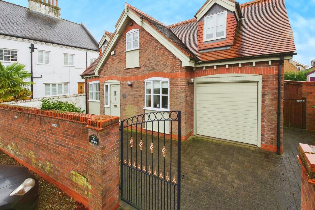 2 bedroom detached house for sale in Royal Chase, Dringhouses, York, North Yorkshire, YO24