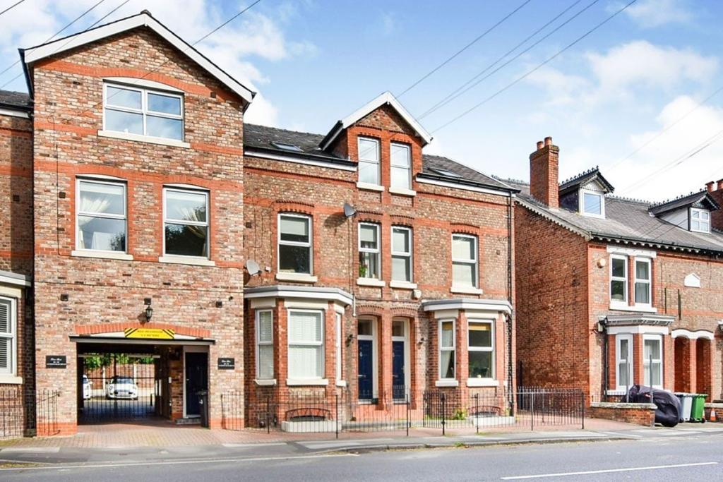2 bedroom flat for sale in Altrincham Road, Wilmslow, SK9