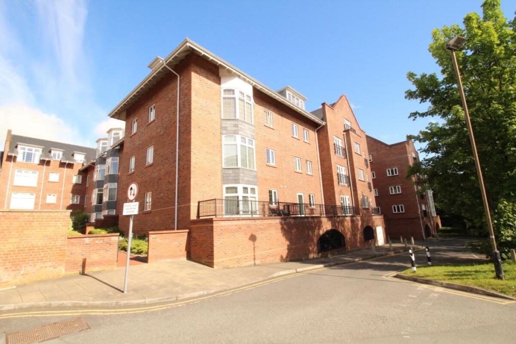 2 bedroom flat for sale in Station Road, Wilmslow, SK9