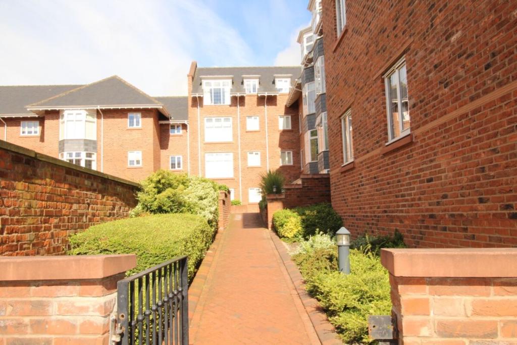 2 bedroom flat for sale in Station Road, Wilmslow, SK9