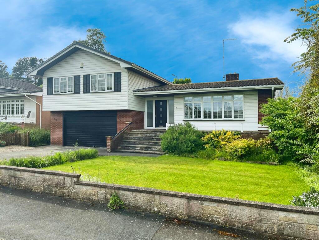 5 bedroom detached house for sale in Forest Close, Cuddington