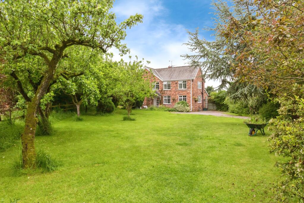 4 bedroom semidetached house for sale in Middlewich Road, Winsford