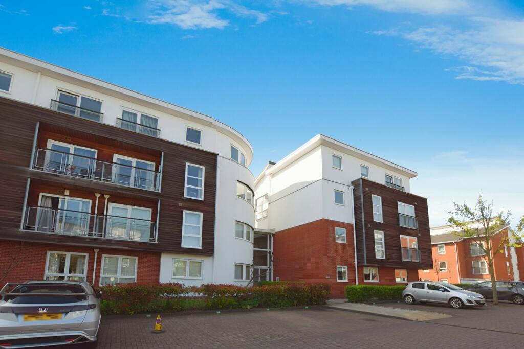 2 bedroom flat for sale in Romana Square, Timperley, Altrincham