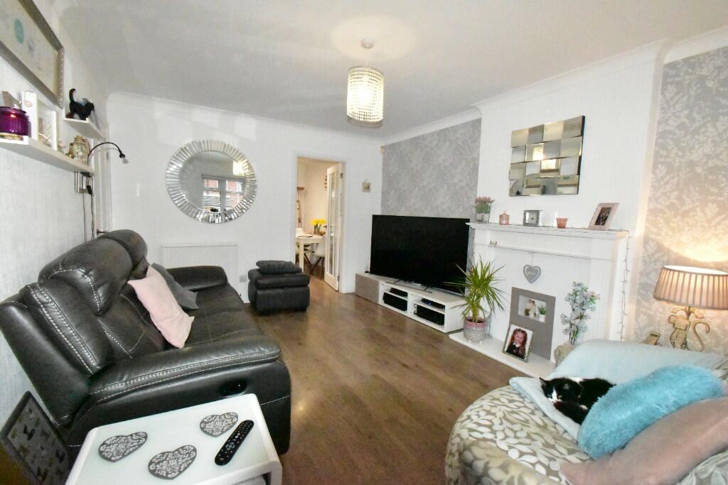 3 bedroom semidetached house for sale in Farm Avenue, Hucknall, Nottingham, Nottinghamshire, NG15