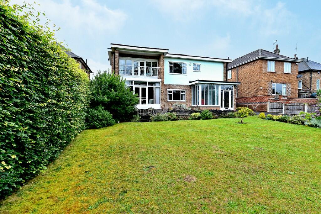 3 bedroom detached house for sale in Mansfield Road, Redhill