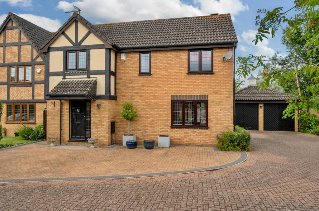 3 bedroom detached house for sale in Chequers, Stortford
