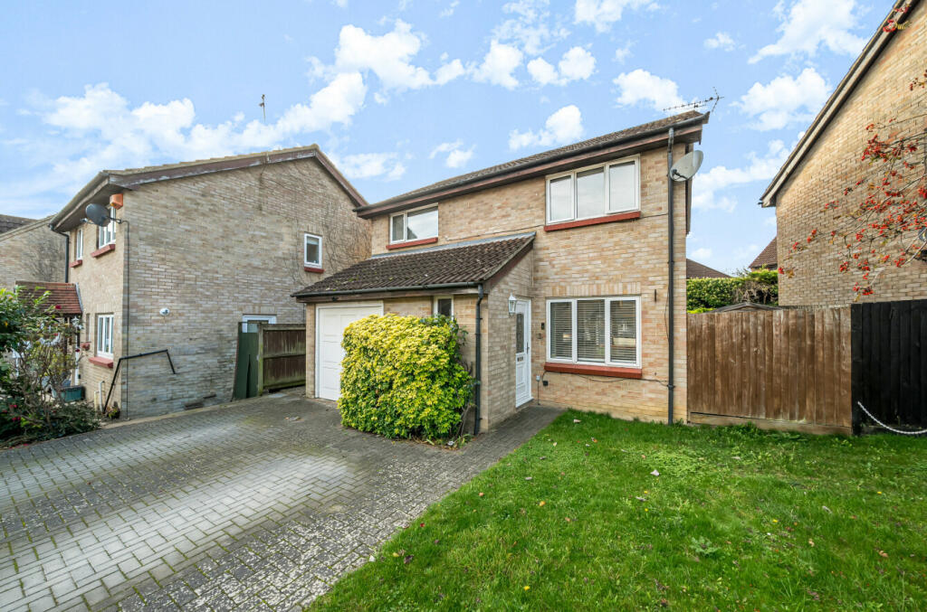 4 bedroom detached house for sale in Abbotts Way, Stortford