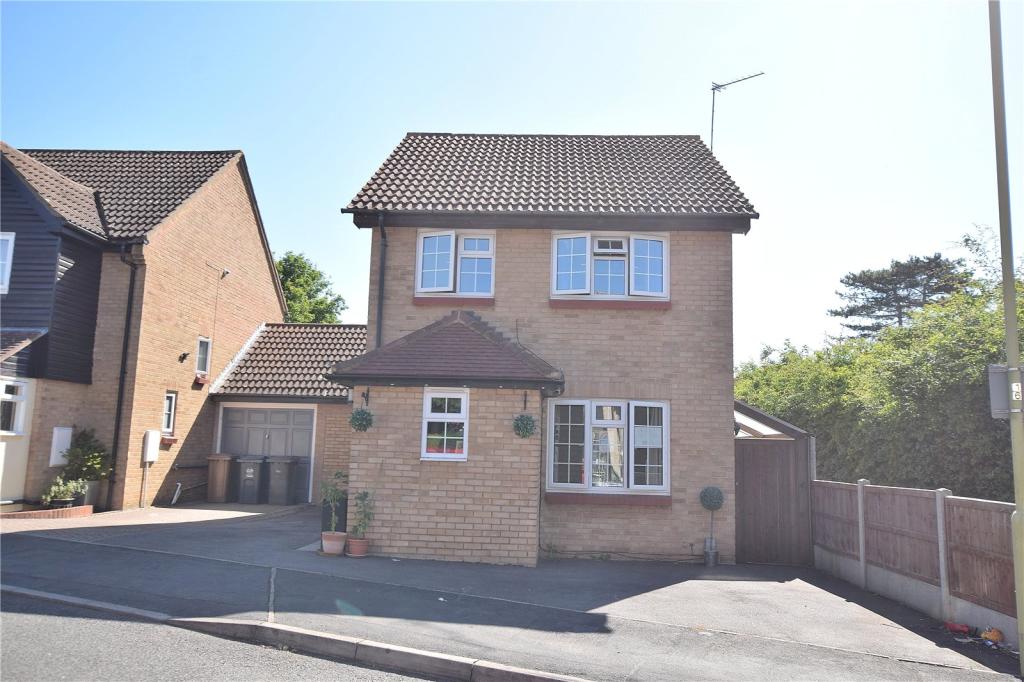 4 bedroom detached house for sale in Abbotts Way, Stortford