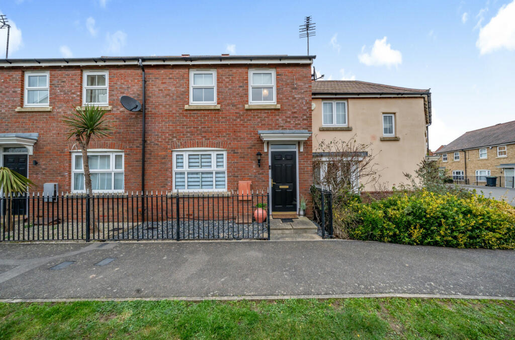 3 bedroom terraced house for sale in Cromwell Road, Flitch Green