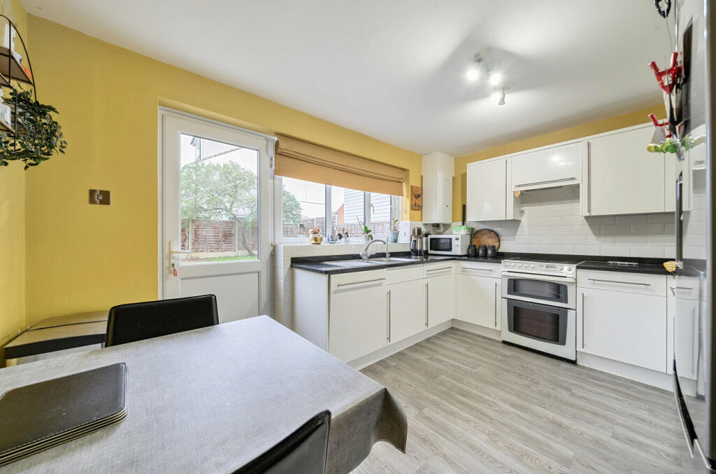 Additional property image - Rayfield Close, Barnston, Dunmow, Essex, CM6