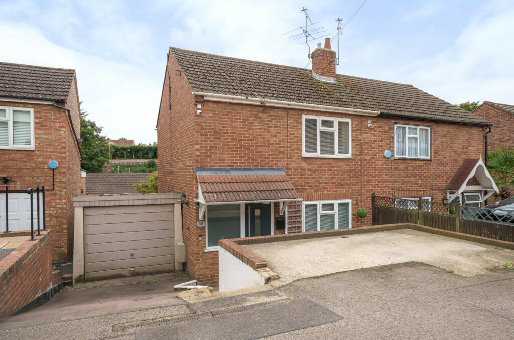 2 bedroom semidetached house for sale in Sunnyside, Stansted, CM24